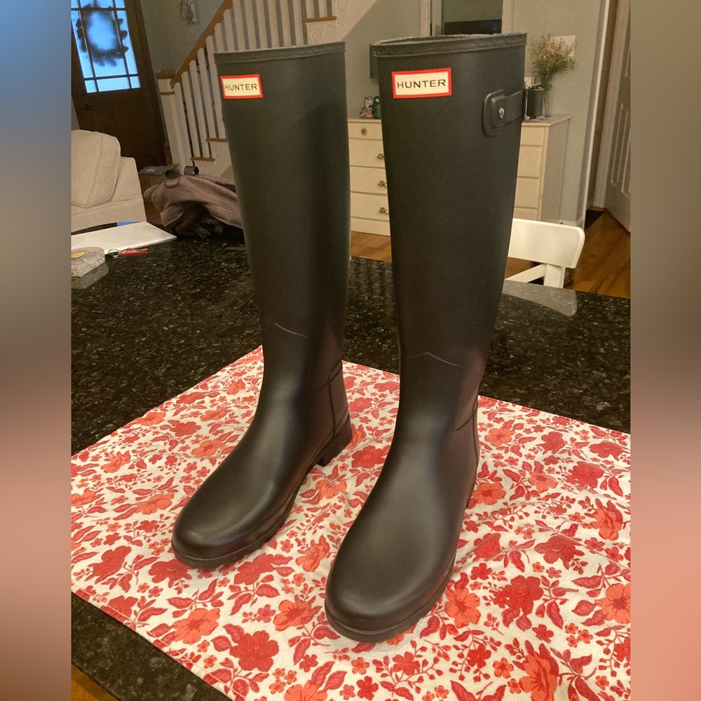 Slim refined matte hunter boots sz 9